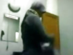 אינדונזית-חיג'אב ילדה גונחת